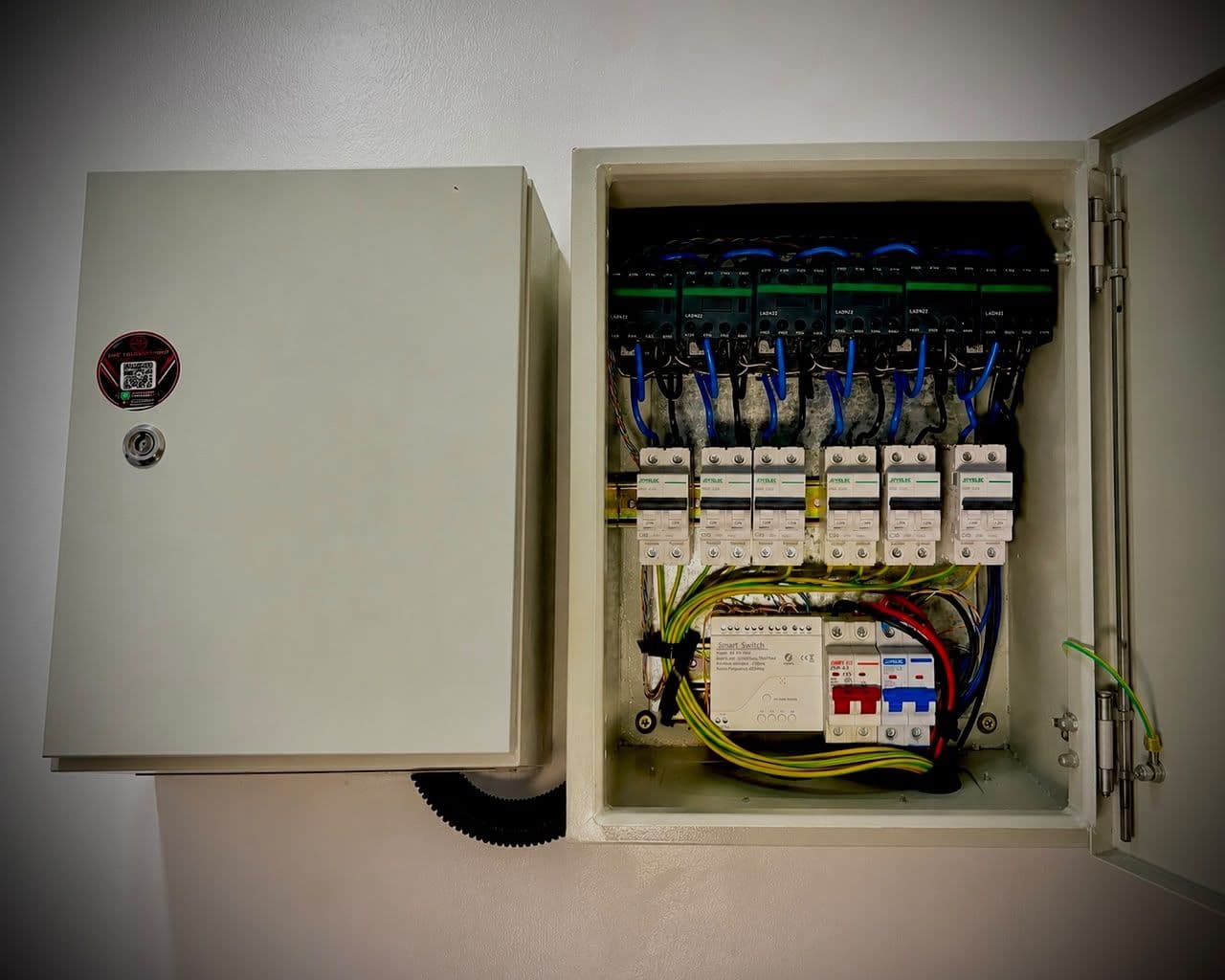 Wired distribution board with breakers
