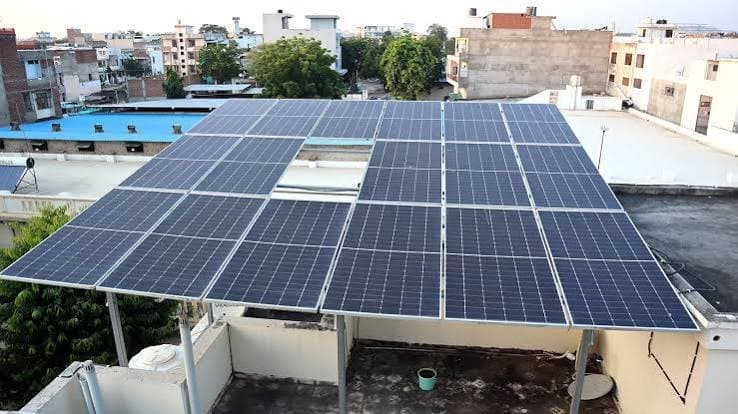 Rooftop solar panel array installation